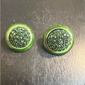 ONE PRE-OWNED 1” PAIR OF DARK GREEN CRYSTALS CLIP ON BUTTON STYLE EARRINGS CTM1